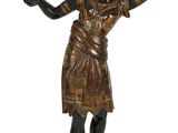 statue en bronze représentant une femme portant la main à sa tête