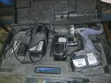 une mallette noire contenant des outils, posée sur une table