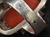 une bague en argent sertie d'une pierre orange