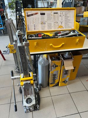 une boîte à outils jaune posée sur une table