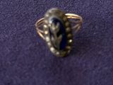 un gros plan d'une bague en argent sertie d'une pierre bleue