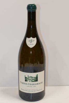 une bouteille de vin posée sur une table