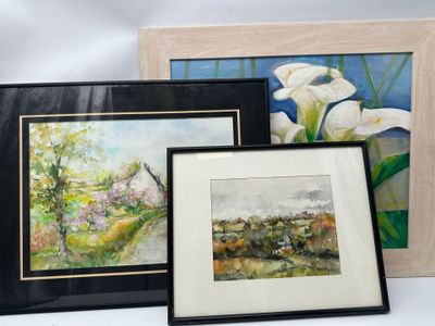 trois photos encadrées de fleurs et une photo d'un oiseau
