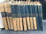 plusieurs vieux livres sont empilés sur une table