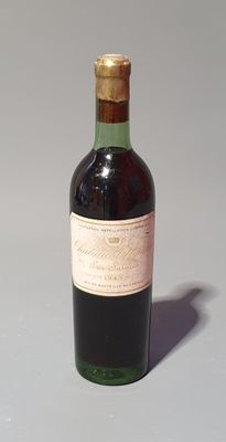 une bouteille de vin posée sur une table
