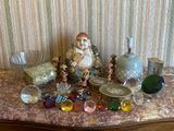 une statue d'un homme assis sur une table