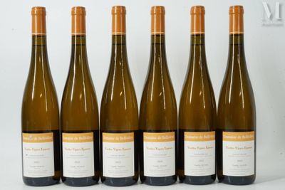 six bouteilles de vin sont alignées dans une rangée
