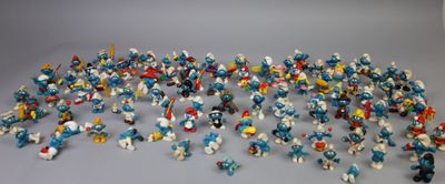 beaucoup de petites figurines qui se trouvent sur la table