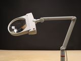 une lampe de bureau posée sur une table en bois