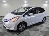 une photo d'une Honda Fit blanche dans un showroom