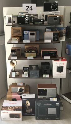 De nombreux types d'appareils électroniques sont exposés dans cette salle.