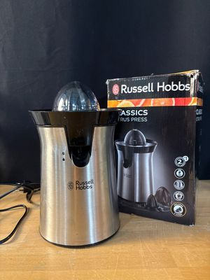 une boîte de centrifugeuses Russell Hobbs à côté d'une centrifugeuse