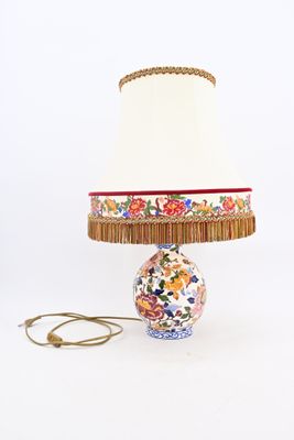 une lampe posée sur une table et munie d'un abat-jour