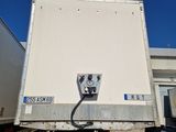 un camion blanc garé dans un parking
