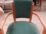 une chaise qui se trouve dans une pièce où il y a beaucoup de meubles