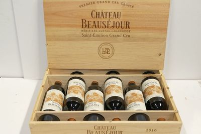 six bouteilles de vin dans un coffret en bois sur une table
