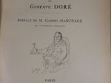 un vieux livre sur lequel figure le dessin d'une femme assise sur une chaise