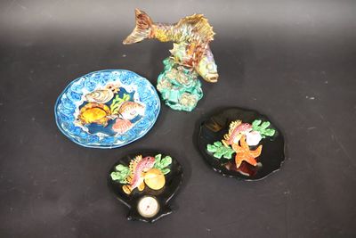 Lot d'éléments décoratifs en barbotine à décor en haut-relie…