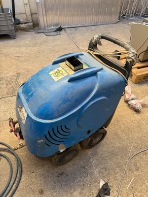 a blue machine that is sitting on the ground