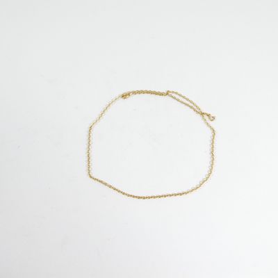 un bracelet en chaîne d'or orné d'un petit cœur