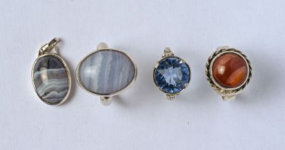 Lot en argent (800/oo) comprenant 3 bagues ainsi qu'un pende…