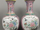 trois vases chinois ornés d'oiseaux et de fleurs, posés sur une table
