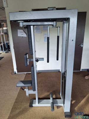 une photo d'un ensemble d'appareils de musculation installés dans une salle de sport