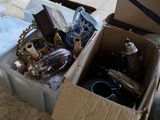 une boîte remplie d'objets hétéroclites posée sur le sol