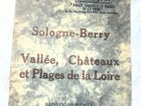 un livre posé sur une table recouverte d'une nappe blanche