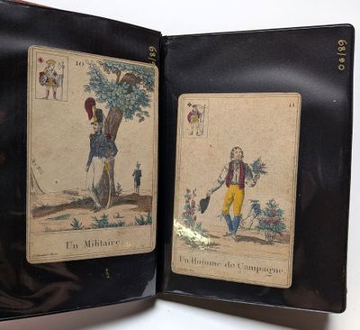 une photo d'un livre ouvert, sur laquelle on voit l'image d'un homme et d'une femme