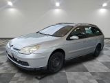 la photo d'une voiture argentée garée dans un garage