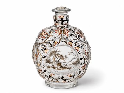 une image représentant une bouteille en verre sur laquelle figure une illustration
