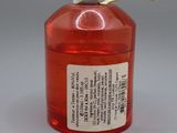 une bouteille contenant un liquide rouge et munie d'une étiquette