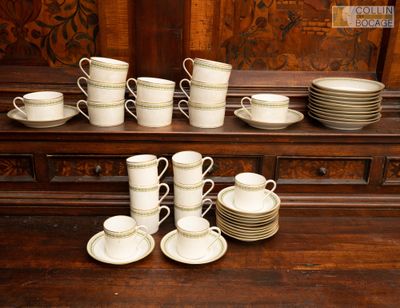 de nombreuses tasses et soucoupes posées sur une table en bois