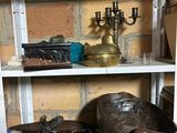 une étagère contenant beaucoup d'objets