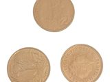 trois pièces de monnaie britanniques différentes sur fond blanc
