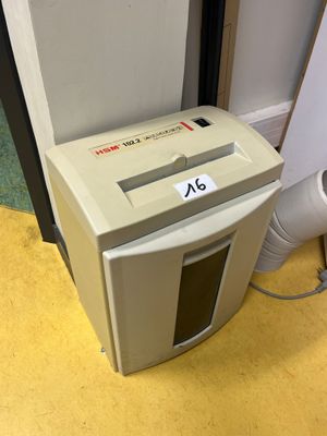 une déchiqueteuse posée par terre à côté d'une porte