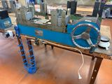 une machine posée sur une table dans une usine