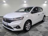 la voiture blanche est garée sur un carrelage à carreaux