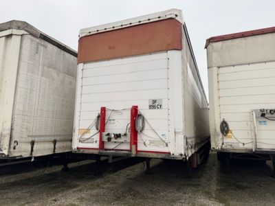 deux semi-remorques garées côte à côte sur un parking