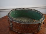 une table en bois sur laquelle est posé un bol vert
