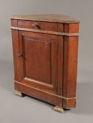 une vieille armoire en bois avec deux tiroirs et une porte sur un côté