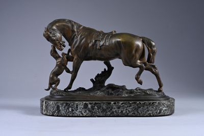 statue en bronze représentant un cheval et un chien, posée sur un socle en marbre