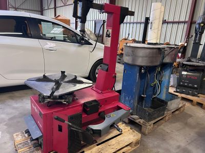 a machine that is sitting on a pallet in a garage