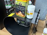 une table sur laquelle se trouvent une boîte de nourriture et une bouteille de liquide