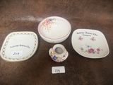 trois assiettes, un bol et une tasse posés sur une table