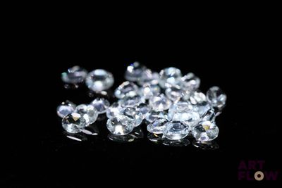 de nombreux diamants posés sur une surface noire
