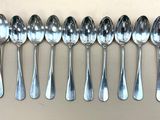 six cuillères sont alignées sur une table