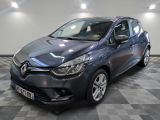 la voiture grise est garée sur un sol en damier dans le garage
