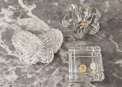 une boîte en verre ornée d'un papillon et une petite boîte en verre ornée d'un papillon
